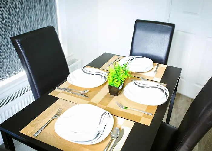 The Wynne House - 3 Bedroom Luxury House With 5 Beds & Free Parking Near City Centre, And A Walking Distance To The Etihad Stadium & Coop Live Arena